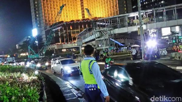 Foto: Lalin Bundaran HI Saat JPO Mulai Dirobohkan