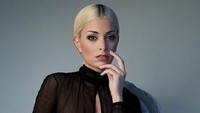 Kecantikan dan lekuk tubuhnya mengundang banyak fans yang terlihat dari akun instagramnya yang sudah mencapai lebih dari 1 juta follower. (Instagram @melaniedacruzzoff)