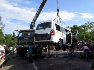 Minibus Tabrak Truk di Vietnam, Mempelai Pria dan 12 Tamu Tewas Minibus Tabrak Truk di Vietnam, Mempelai Pria dan 12 Tamu Tewas