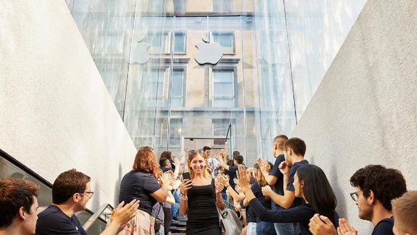 Segarnya Toko Apple di Milan Berdinding Air Mancur