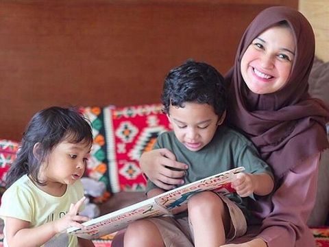 Shireen Sungkar dan kedua anaknya/