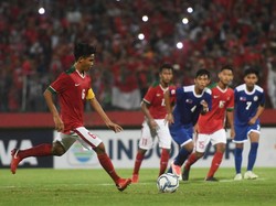 Kapten tim David Maulana juga tak mau ketinggalan dalam pesta gol ini. David sukses mengonversi tendangan penalti untuk membawa Indonesia unggul 6-0. Foto: Zabur Karuru/Antara Foto