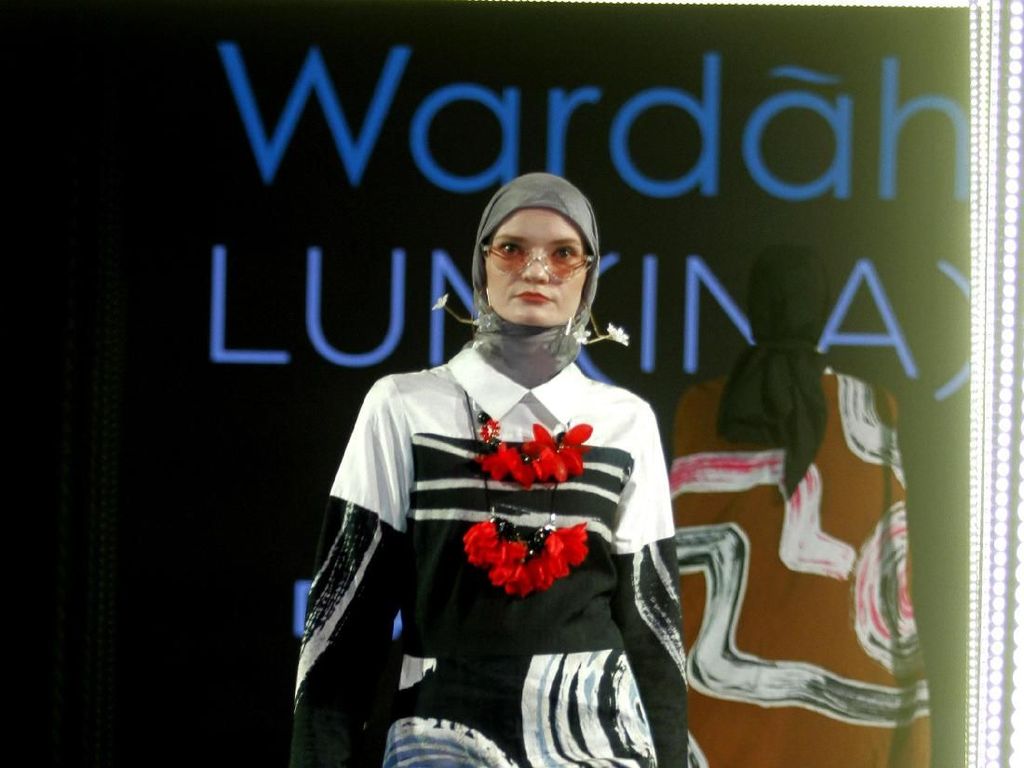 Kejutan Manis Dian Pelangi hingga Restu Anggraini di JMFW 2018 Kejutan Manis Dian Pelangi hingga Restu Anggraini di JMFW 2018