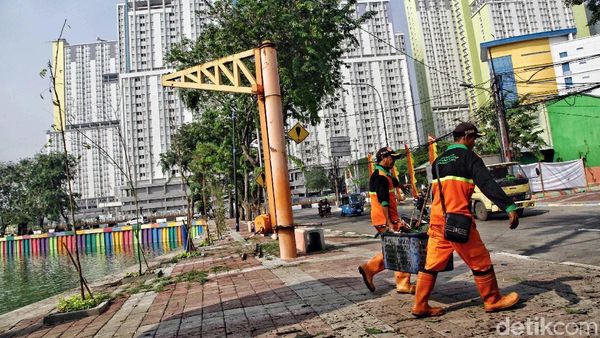 Melihat Aksi Petugas Oranye Bersihkan Danau Sunter