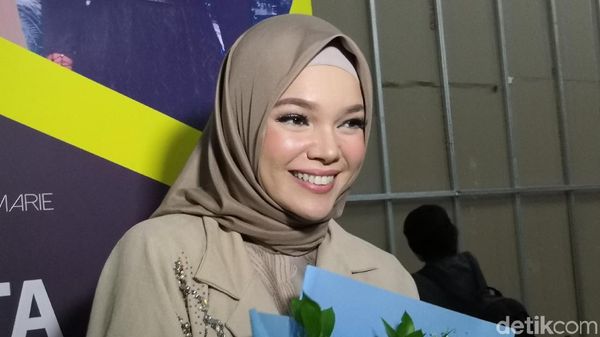 Senyum Semringah si Cantik Dewi Sandra