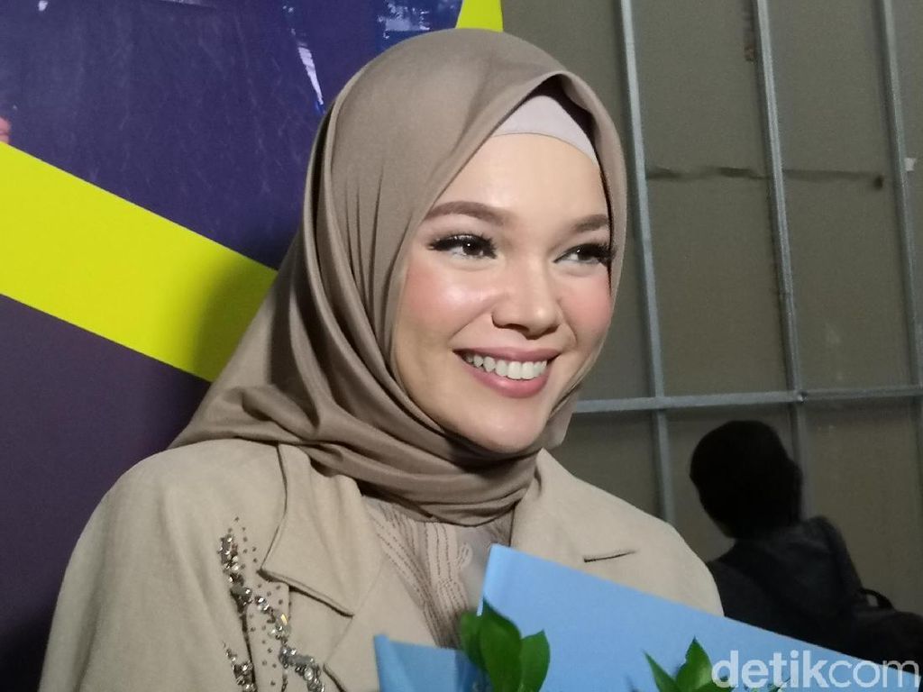 Senyum Semringah si Cantik Dewi Sandra Senyum Semringah si Cantik Dewi Sandra