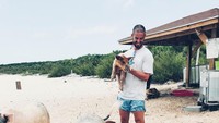 Saat liburan, Isco tampak asyik bermain dengan sekawanan Babi di tepi pantai. (Instagram @iscoalarcon)