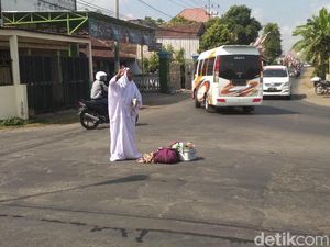 Lagi, Nenek di Tulungagung Bikin Heboh Karena Salat di Tengah Jalan