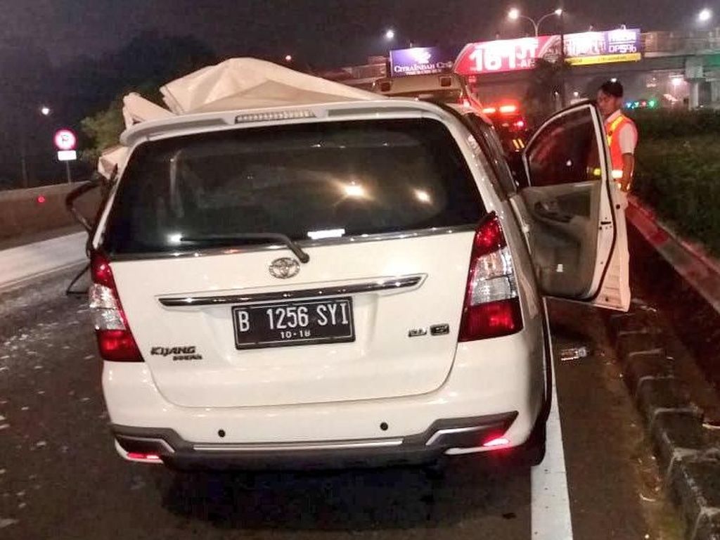 Kecelakaan Mobil di Tol Tanjung Barat, 1 Orang Tewas Kecelakaan Mobil di Tol Tanjung Barat, 1 Orang Tewas