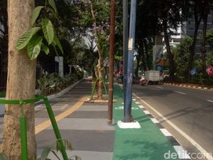 PUPR soal Tiang di Trotoar GBK: Itu Tiang Milik DKI