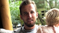 Harry Kane bersama putrinya menikmati liburan usai membawa Inggris finis posisi keempat di Piala Dunia 2018. (Instagram @HarryKane)