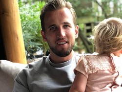 Harry Kane bersama putrinya menikmati liburan usai membawa Inggris finis posisi keempat di Piala Dunia 2018. (Instagram @HarryKane)