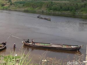 Sungai Bengawan Solo Tercemar Limbah Ancam Pertanian Warga Sungai Bengawan Solo Tercemar Limbah Ancam Pertanian Warga