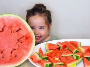 Potret Balita yang Doyan Kulineran Ini Bikin Gemas