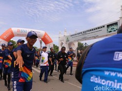 Indra Bekti Lari di Kirab Obor Asian Games di Banda Aceh