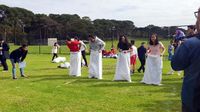 Foto: Serunya Lomba Balap Karung & Tarik Tambang di Perth