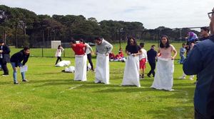 Foto: Serunya Lomba Balap Karung & Tarik Tambang di Perth
