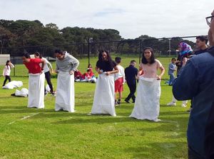 Foto: Serunya Lomba Balap Karung & Tarik Tambang di Perth