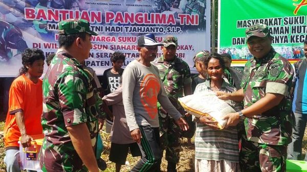 Warga Suku Mausu Ane yang Kelaparan Terima Bantuan