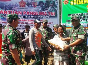 Warga Suku Mausu Ane yang Kelaparan Terima Bantuan Warga Suku Mausu Ane yang Kelaparan Terima Bantuan