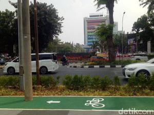 Tiang PLN Dicabut di Jalur Sepeda GBK, tapi Masih Ada yang Tersisa