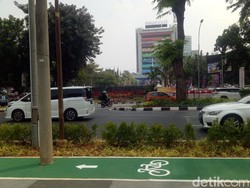 Tiang PLN Dicabut di Jalur Sepeda GBK, tapi Masih Ada yang Tersisa
