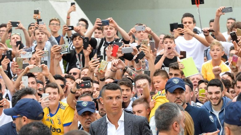 Main di Juventus, Ronaldo Beli Dua Vila Sekaligus