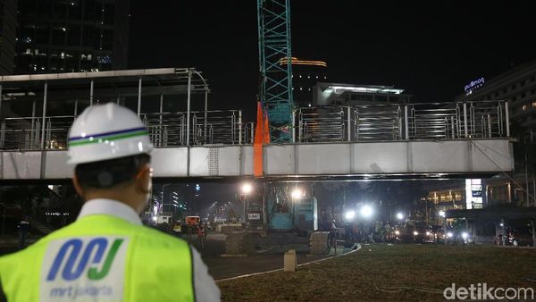 Foto: JPO Bundaran HI Sisi Barat Sukses Diturunkan