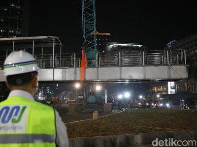 Foto: JPO Bundaran HI Sisi Barat Sukses Diturunkan