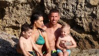 Sergio Ramos berlibur bersama sang istri Pilar Rubio dan kedua anaknya. (Instagram @SergioRamos)