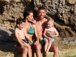 Sergio Ramos berlibur bersama sang istri Pilar Rubio dan kedua anaknya. (Instagram @SergioRamos)