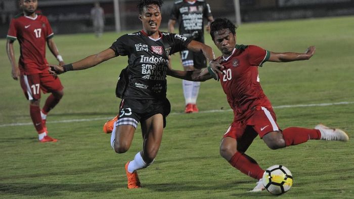 Timnas Indonesia U-23 menang 2-1 atas Bali United di laga uji coba jelang Asian Games 2018, Selasa (31/7/2018). (Foto: Nyoman Budhiana/ANTARA FOTO) Timnas Indonesia U-23 menang 2-1 atas Bali United di laga uji coba jelang Asian Games 2018, Selasa (31/7/2018). (Foto: Nyoman Budhiana/ANTARA FOTO)