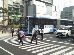 Video: Saat Anies Bantu Penyandang Disabilitas Menyeberang Jalan