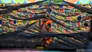 Melihat Petugas UPK Badan Air Pasang Waring di Kali Item