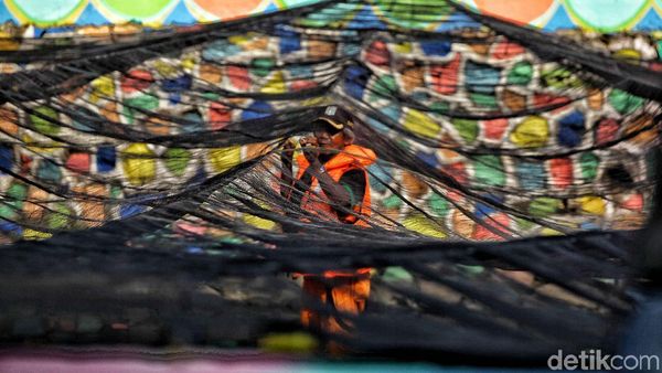 Melihat Petugas UPK Badan Air Pasang Waring di Kali Item