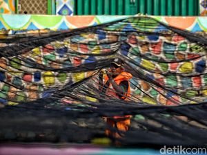 Melihat Petugas UPK Badan Air Pasang Waring di Kali Item