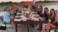 Ronaldo bersama keluarga besarnya menikmati hidangan makan malam di sebuah resort mewah di Yunani. (Instagram @Cristiano)