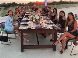 Ronaldo bersama keluarga besarnya menikmati hidangan makan malam di sebuah resort mewah di Yunani. (Instagram @Cristiano)
