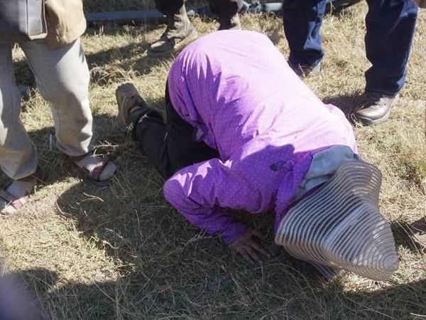 Foto: Sujud Syukur Pendaki Gunung Rinjani Usai Dievakuasi