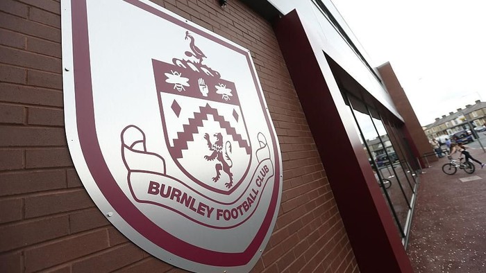 Burnley, Logo Burnley BURNLEY, ENGLAND - SEPTEMBER 10: Burnley logo outside the stadium during the Premier League match between Burnley and Hull City at Turf Moor on September 10, 2016 in Burnley, England. (Photo by Alex Morton/Getty Images)