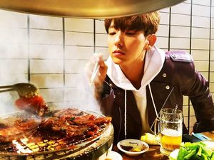 Kerennya Lee Joon Gi Saat Jualan Makanan hingga Makan Daging Panggang