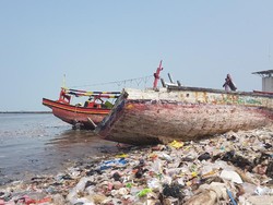 Ihh... Jorok! Pantai Labuan Banten Tertutup Puluhan Ton Sampah