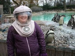 Alergi Matahari, Gadis Ini Pakai Penutup Kepala Seperti Astronot