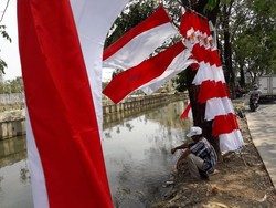 Penjual Bendera Merah-Putihkan Jalanan Bekasi Jelang Agustusan