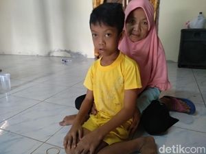 Cerita Faris, Anak Lumpuh dengan Semangat Belajar Tinggi di Lamongan
