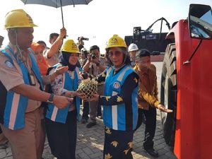 Berbusana Long Dress, Susi Resmikan Alat Angkut Kontainer