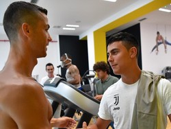 Inilah momen pertemuan dua bintang Juventus. Ronaldo bertatap muka dengan Paulo Dybala di tengah sesi tes fisik. Kerja sama keduanya di lapangan niscaya dinantikan fans dan pecinta sepakbola pada musim 2018/2019 nanti. (Foto: Instagram @paulodybala)