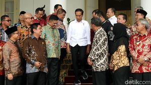 Gaya Jokowi saat Foto Bareng Bupati Seluruh Indonesia