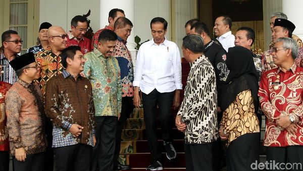 Gaya Jokowi saat Foto Bareng Bupati Seluruh Indonesia