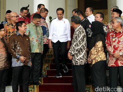 Gaya Jokowi saat Foto Bareng Bupati Seluruh Indonesia